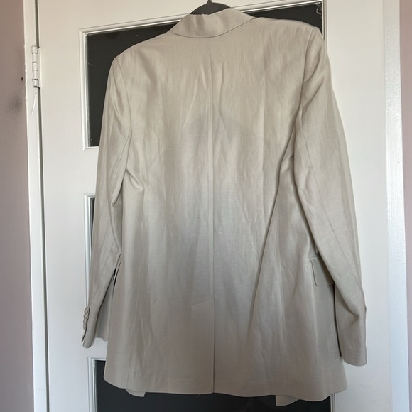 Aritzia Babaton viscose linen blend blazer in matte pearl - Picture 8 of 9